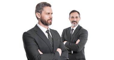 İş liderlerini gösteren profesyonellerin fotoğrafı. İş liderliği konsepti. Beyaz arka planda izole edilmiş iş adamlarının liderliği. Seçici odak noktasında iş adamları liderliği.