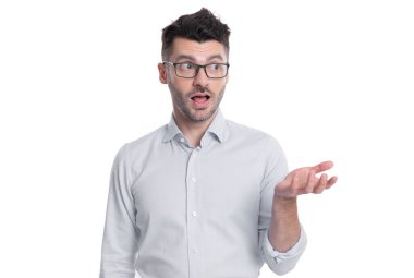 Kafası karışık yönetici beyaz üzerine izole. Stüdyoda kafası karışık. Arka planda kafası karışmış bir yönetici. Kafası karışmış müdürün fotoğrafı gözlük takıyor.