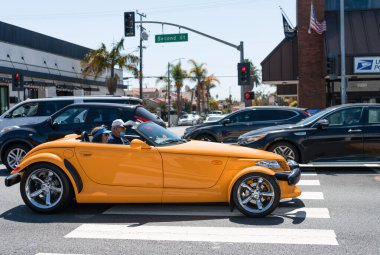Long Beach, California USA - 31 Mart 2021: Sarı Chrysler Plymouth Prowler 'ın klasik arabası. kenar.