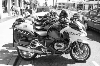 Long Beach, Kaliforniya ABD - 31 Mart 2021: Tustin polisi BMW R 1250 RT motosiklet parketti.