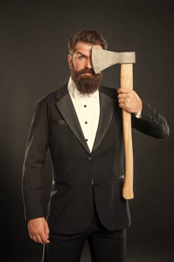 Ciddi sakallı, resmi takım elbiseli, baltalı, esmer, berber dükkanlı bir adam..