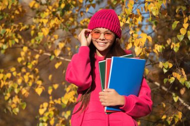 Modern okulda eğitim. Sonbahar stili, okula giden genç bir kız. Bilgi ve eğitim. Eylül 'ün 1' inde, Eylül 'de sonbahar doğası. Sonbaharda liseli kız ders çalışıyor. Derin bilgi.
