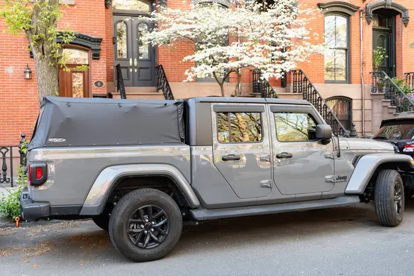 New York City, ABD - 23 Nisan 2024: Jeep Gladyatör kamyoneti dışarıda park halinde, yan görüş.