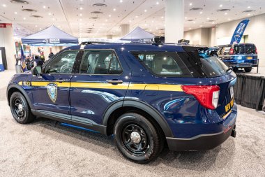 New York City, ABD - 27 Mart 2024: Ford Explorer TBTA polis arabası New York Uluslararası Otomobil Fuarı, köşe manzaralı.