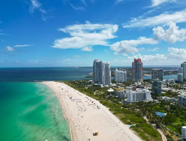 Miami 'nin silüeti. Miami güney sahili hava manzaralı. Şehrin gökdelen mimarisi ve marinası. Miami, Florida 'nın gökyüzü manzarası. Şehrin mimarisi bu işte. Şehir merkezinin silüeti. Plaj tatili.