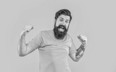 Sakallı, vahşi bir adamın portresi. Sarıya sakallı vahşi adamın portresi. Stüdyoda sakallı vahşi bir adamın portresi. Arka planda sakallı vahşi bir adamın portresi..