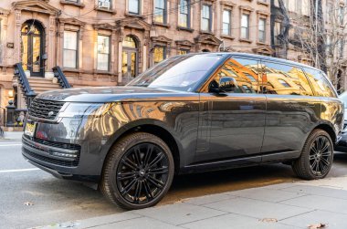 New York City, ABD - 15 Mart 2024: Land Rover Range Rover modern araba, yan görüş.