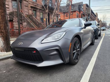 New York City, ABD - 10 Şubat 2024: 2022 Toyota GR86 lüks araba park edilmiş, düşük açılı görüş.