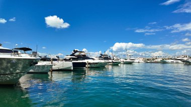 Lauderdale Kanalı 'na demirlemiş lüks bir yat. Miami sahilinde lüks bir yat. Florida, Miami Beach 'teki Marina Panorama. Lüks Güney Sahili marinası. Miami şehir marinası etkileyici yat ve teknesi var..