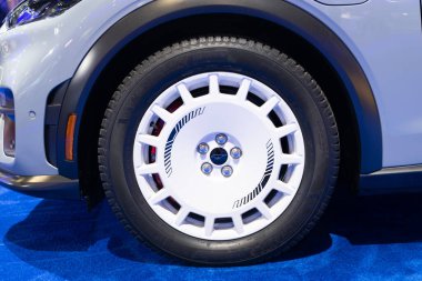 New York City, ABD - 27 Mart 2024: New York Uluslararası Otomobil Fuarı 'nda Ford Mustang Mach-E SUV elektrikli arabasının jant ve tekerleği.