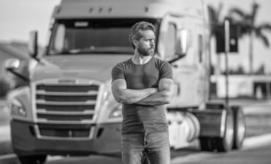 Kamyon sahibi. Kamyonetin önünde poz veren İspanyol bir adam. Yarı kamyon aracı. Kamyonetin yanında bir adam var. Kamyonun yanında bir kamyon şoförü var. Kamyonetin yanındaki adam. Yarı kamyon aracı. doğru yol.