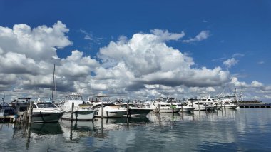 Navigasyon yatı. Miami sahiline demir atmış özel lüks bir tekne. Yaz tekne tatili. Miami yat turu. Yazın yat tatili. Marina körfezi. Deniz marinasında lüks bir karavan yatı. Lüks seyahat.