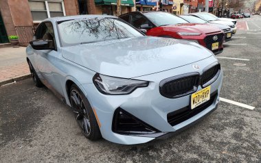 New York City, ABD - 10 Mart 2024: BMW 2 lüks araba açık hava parkına park edilmiş, açı manzaralı.