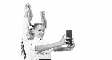 Okul çocukları sınıfta selfie çekiyor. Okula dönüyorum. Kızlar, çocuklar selfie çekiyor. Okul arkadaşları bloglarında ve telefonla selfie çekiyorlar. Saçlarıyla eğleniyor..