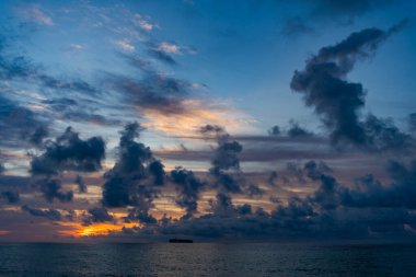 Gün batımında deniz manzarası sakin. Deniz manzarasında romantik bir yaz tatili. Dramatik gün batımı. Okyanus sahilinde gün doğumu. Yaz tatilinde gün batımı deniz manzarası. Deniz kıyısında gün doğumu. Akşam ışıltısı.