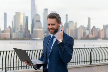 Çevrimiçi çalışan İspanyol iş adamı. İşletme yöneticisi uzaktan kumanda çalışıyor. Sanal toplantı. Açık havada yenilikçi fikirlerden ilham alan serbest geliştirici. Manhattan 'ın iş adamı. Başarı elde et.