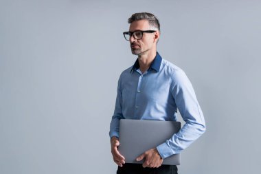 İşadamı internette çalışıyor. Online pazarlama müdürü. İş başarısı. CEO müdürü iş adamı Grey 'de izole edilmiş. Video konferansı. Bilgisayarı kullanan başarılı bir iş adamı. Reklam..