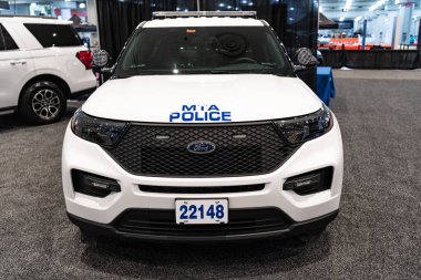New York City, ABD - 27 Mart 2024: Ford Explorer MTA polis arabası New York Uluslararası Otomobil Fuarı, ön manzara.