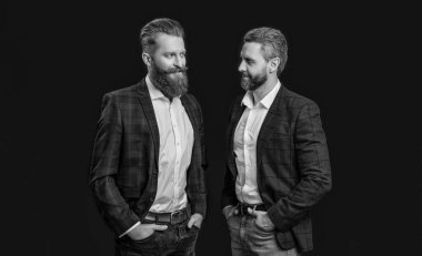 Erkek giyimi giymiş erkeklerin görüntüsü. Erkekler giyim kuşamında siyah giyinen erkekler. Stüdyoda erkek giyim bölümünde. Erkekler tuvaletinde erkekler arka planda.