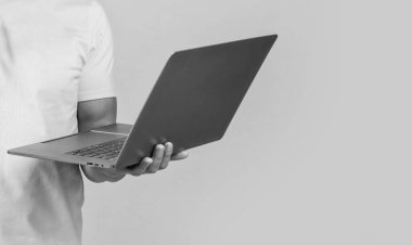 Serbest çalışan adam sarıda izole edildi, uzayı kopyalayın. Arka planda serbest çalışan bir adam. Stüdyoda serbest çalışan bir adam. Dizüstü bilgisayarı olan serbest bir adamın fotoğrafı..