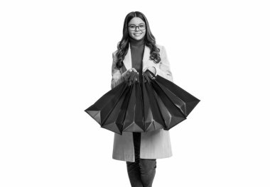 Kız için alışveriş zamanı. Moda ve markalar. Genç kız çantalarla alışverişe gider. İndirim ve satışlardan alışveriş koliği. Alışveriş torbalı mutlu kız. Gençlik modası, sonbahar kıyafeti modası..