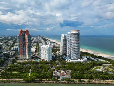 Skyline marina havacılık şehri manzarası. Miami güney plajının şehir manzarası. Miami şehir merkezinde modern gökdelenleri olan Florida. Miami Plajı 'ndaki gökdelenli şehir manzarası. Modern altyapı.