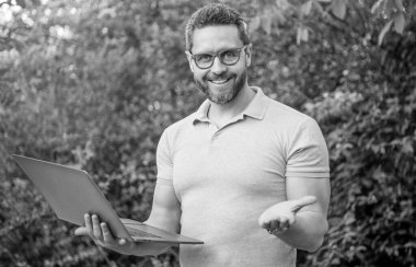 Çevrimiçi bilgisayarda neşeli programcının fotoğrafı..