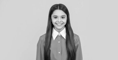 Üniformalı genç kız. Genç bir kızın portresi. Okul üniformalı kız. Okula dönüyorum. Genç öğrencinin mutlu bir yüzü var. Özünü ve çekiciliğini yakalıyor..