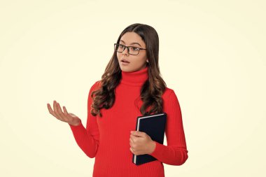 Kendi kendine çalışma konsepti. Ödevler için çalışma kitabı. Genç kız bilgi edinmek için çalışıyor. Genç kız okul ödevini çalışıyor. Okula dönüyorum. Ödevleri olan liseli kız. Ödevleri tamamlama.