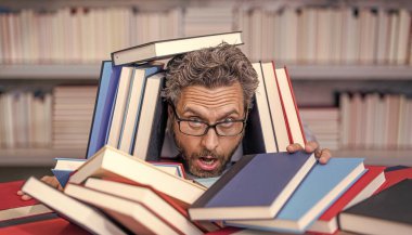 Okulda edebiyat öğretmeni ve kitap. Bilgi günü. Okul sınavına hazırlan. Çok çalışmaktan yorgun düşmüş milenyum öğrencisi kitap okuyor. Kitapçıda ya da okul kütüphanesinde kitap okuyan çok çalışan bir erkek öğrenci..