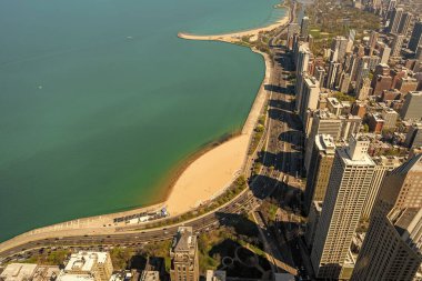 Şehir manzarası silüeti. Metropolis 'teki mimari bina. Deniz kenarı şehrinin gökdelen mimarisi. Metropolitan şehir manzarası. Şehir merkezindeki hava manzarası. Gökdelen hava görüntüsü. bakış açısı.