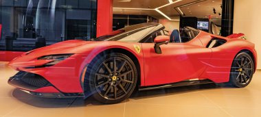New York City, ABD - 09 Ağustos 2023: Ferrari SF90 Stradale Supercar spor arabası sergi salonunda, yan görüş.