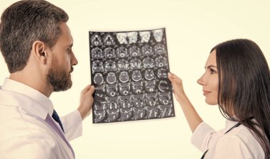 Doktor X-ray 'i beyazda izole etti. Doktor nörolog, röntgen taraması. Klinikteki doktor röntgen film sağlık hizmetlerine bakıyor, Roentgen. Tıbbi önlüklü doktor röntgen beynini radyografik olarak tutuyor..