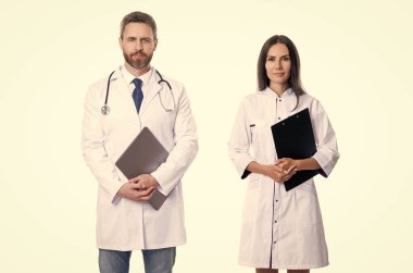 Hastanedeki doktor. İki doktorun reçetesi var. Doktor ve hemşire beyaz panoya izole edilmiş. Dahiliyecisi olan profesyonel bir doktor. İlaç ve sağlık sigortası. Reçeteli ilaç.