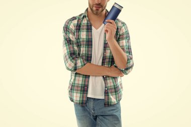 Arka planda tıraş losyonu ve kozmetik ürünleri olan adam manzarası. Stüdyoda tıraş losyonlu bir adam. Traş losyonlu bir adamın fotoğrafı. Tıraş losyonlu bir adam beyaza izole edilmiş..