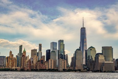 Manhattan silueti. New York şehri. New York 'un gökdelen binası. Kentsel mimari. Manhattan ve Hudson River şehir merkezinde. Metropolitan şehri. Metropolis lüks şehir manzarası. New York şehir merkezi.