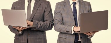 Programcı işadamı çevrimiçi iletişim kurmak için bilgisayarını çevik iş için kullanıyor.