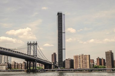 New York City, ABD - 12 Mayıs 2023: Şehir mimarisi. Doğu Nehri 'ni geçiyoruz. New York 'taki Manhattan Köprüsü. Manhattan 'daki tarihi köprünün mimarisi.