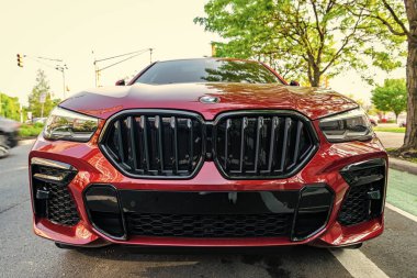 New York, ABD - 10 Mayıs 2020 BMW X6 M yarışma SUV kırmızı renk, düşük görüş.