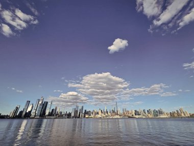 Büyük şehir manzarası. New York şehir merkezi. Manhattan silueti. New York şehri. New York 'un gökdelen şehri. Kentsel mimari. Manhattan şehir merkezi. Metropolitan şehri. New York ikonik gökdelenleri.