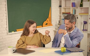 Sınıfta öğretmenle mutlu çocuk eğitimi. Yumruk yumruğa.