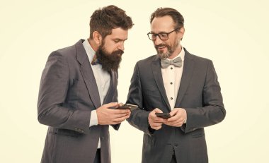 Mali göstergeler çevrimiçi. Çevrimiçi finans. İnternetten al ve sat. Mobil uygulama akıllı telefonu. Çevrimiçi bankacılık hizmeti kavramı. İş adamları modern teknolojiden faydalanıyor.