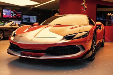 New York City, ABD - 09 Ağustos 2023: Ferrari 296 GTS 2022 sergi salonunda akort edilmiş spor araba, alçak görüş.