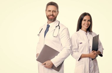 Doktor kontrolünden sonra reçeteli ilaç. Reçeteli sağlık sigortası. Tıbbi servis. Doktor, hastaya reçete yazma dosyasını tutun. Tıbbi kayıt teşhisi. Boşluk afişini kopyala.