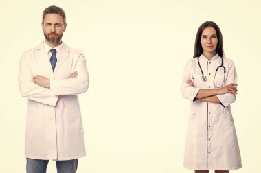 Hastanedeki doktor ve hemşire meslektaşlarının tıbbi personeli beyazlara izole edilmiş sağlık hizmetleri ve sağlık hizmetleri sunmaktadır..