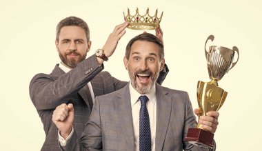 Takım elbiseli iş adamı beyazları soyutladı. Şampiyon kupa ödülü. İş adamının başarılı liderliği. Şampiyon. İş adamı başarısı için ödüllendirildi iş başarısı ve ödülü. Birlikte daha çok çalışın..