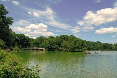 New York, ABD - 22 Temmuz 2023: New York 'ta Manhattan' ın göl ve bina manzaralı Central Park. Amerika parkı.