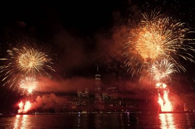 New York Manhattan havai fişekleri arifesinde. Manhattan 'da havai fişekler. New York 4 Temmuz Havai fişekleri. Flashing Fireworks ile New York City Skyline Manhattan. Bağımsızlık Günü