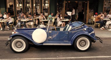 New York City, ABD - 30 Haziran 2023: Excalibur Serisi III phaeton sürücü tarafı park edildi.