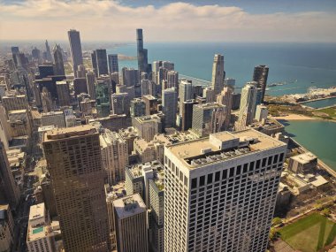 Chicago, ABD - 27 Nisan 2023: Chicago şehir merkezindeki hava manzaralı gökdelende şehir manzarası.